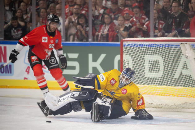 CHL Cologne Sharks vs. Herning Blue Fox, Cologne, October 7, 2026: Marcel Noebels (Cologne Sharks), forward, 92; Janis Fecers (Herning Blue Fox), goaltender, 35; CHL: Cologne Sharks vs. Herning Blue Fox on October 7, 2026, at the LanxessArena in Cologne, Germany Copyright: xBEAUTIFULxSPORTS AndreasxDickx