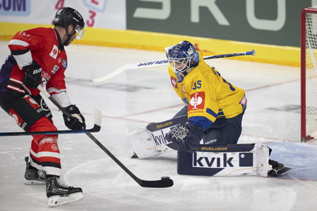 CHL Cologne Sharks vs. Herning Blue Fox, Cologne, October 7, 2026: Marcel Noebels (Cologne Sharks), forward, 92; Janis Fecers (Herning Blue Fox), goaltender, 35. CHL: Cologne Sharks vs. Herning Blue Fox on October 7, 2026, at the Lanxess Arena in Cologne, Germany Copyright: xBEAUTIFULxSPORTS AndreasxDickx