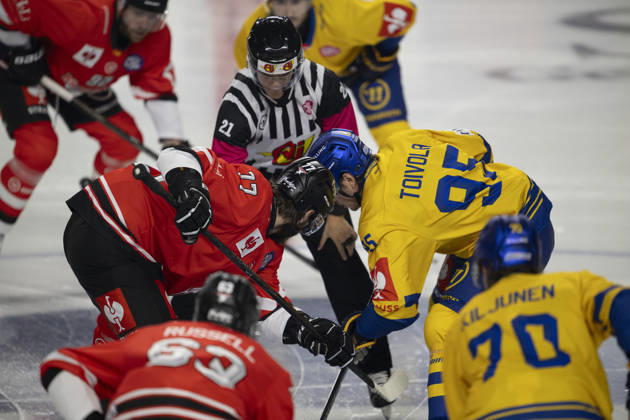 CHL Cologne Sharks vs. Herning Blue Fox, Cologne, October 7, 2026 Ryan Macinnis, Kölner Haie, forward; Seedo Janssen, head referee; 9:45 p.m. CHL Kölner Haie vs. Herning Blue Fox on October 7, 2026, at the Lanxess Arena in Cologne, Germany Copyright: xBEAUTIFULxSPORTS AndreasxDickx