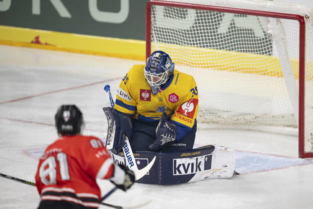 CHL Cologne Sharks vs. Herning Blue Fox, Cologne, October 7, 2026: Mateu Späth (Cologne Sharks), forward, 81; Janis Fecers (Herning Blue Fox), goaltender, 35. CHL: Cologne Sharks vs. Herning Blue Fox on October 7, 2026, at the Lanxess Arena in Cologne, Germany Copyright: xBEAUTIFULxSPORTS AndreasxDickx