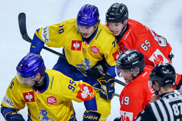 October 7, 2026, Ice Hockey, CHL, Kölner Haie vs. Blue Fox Herning, Champions Hockey League 2026–27, Matchday 5, 2026–27 Season, Lanxess Arena, Cologne; Oliver Enar Kiljunen of Blue Fox Herning (70) in a battle against Marco Münzenberger of the Kölner Haie (65); North Rhine-Westphalia, Germany