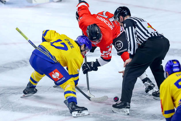 October 7, 2026, Ice Hockey, CHL, Kölner Haie vs. Blue Fox Herning, Champions Hockey League 2026–27, Matchday 5, 2026–27 Season, Lanxess Arena, Cologne: Kevin David O’Neil of Blue Fox Herning (No. 17) battles Ryan MacInnis of the Kölner Haie (No. 77) for the faceoff in North Rhine-Westphalia, Germany