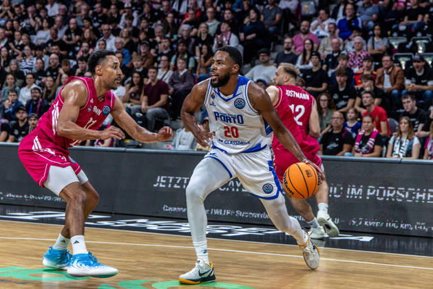 Xeyrius Williams, FC Porto, 20 vs. Joel Aminu, Telekom Baskets Bonn, 21; Telekom Baskets Bonn vs. FC Porto, Basketball, Basketball Champions League, Matchday 1, 2026–2027, October 7, 2026 Telekom Baskets Bonn vs. FC Porto, Basketball, Basketball Champions League, Matchday 1, 2026–2027, October 7, 2026 Bonn Copyright: xEibner-Pressefoto GerhardxWingenderx EP_GWR