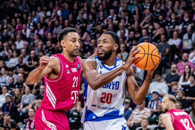 Xeyrius Williams, FC Porto, 20 vs. Joel Aminu, Telekom Baskets Bonn, 21; Telekom Baskets Bonn vs. FC Porto, Basketball, Basketball Champions League, Matchday 1, 2026–2027, October 7, 2026 Telekom Baskets Bonn vs. FC Porto, Basketball, Basketball Champions League, Matchday 1, 2026–2027, October 7, 2026 Bonn Copyright: xEibner-Pressefoto GerhardxWingenderx EP_GWR