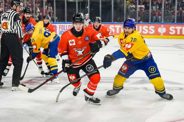 Ice Hockey CHL, Matchday 5: Kölner Haie vs. Herning Blue Fox on October 7, 2026, at the Lanxess Arena in Cologne. Carlos Händel (Cologne), left; Oliver Otto and Einar Kiljunen (Herning), right xDMx