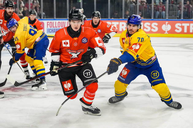 Ice Hockey CHL, Matchday 5: Kölner Haie vs. Herning Blue Fox on October 7, 2026, at the Lanxess Arena in Cologne. Carlos Händel (Cologne), left; Oliver Otto and Einar Kiljunen (Herning), right xDMx