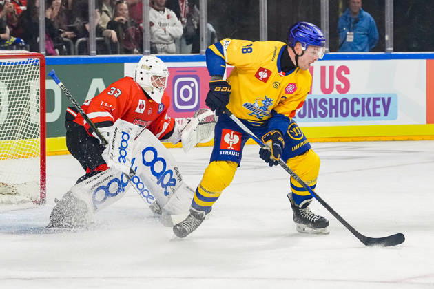Ice Hockey CHL, Matchday 5: Kölner Haie vs. Herning Blue Fox on October 7, 2026, at the Lanxess Arena in Cologne. Nico Wiens (Cologne), left; Morten Bang Poulsen (Herning), right xDMx