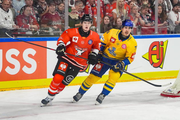 Ice Hockey CHL, Matchday 5: Kölner Haie vs. Herning Blue Fox on October 7, 2026, at the Lanxess Arena in Cologne. Carlos Händel (Cologne), left; Oliver Otto and Einar Kiljunen (Herning), right xDMx
