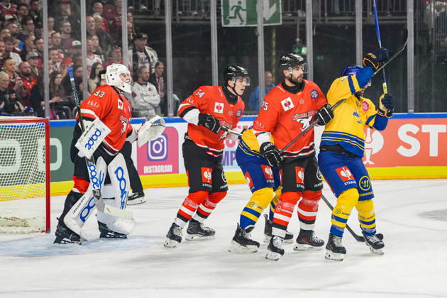 Ice Hockey CHL, Matchday 5: Kölner Haie vs. Herning Blue Fox on October 7, 2026, at the Lanxess Arena in Cologne. Heavy traffic in front of Nico Wiens of Cologne, left xDMx