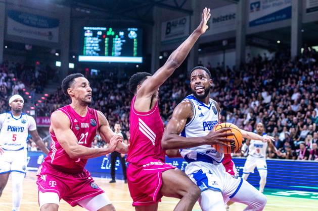 Xeyrius Williams, FC Porto, 20 vs. Joel Aminu, Telekom Baskets Bonn, 21; Telekom Baskets Bonn vs. FC Porto, Basketball, Basketball Champions League, Matchday 1, 2026–2027, October 7, 2026 Telekom Baskets Bonn vs. FC Porto, Basketball, Basketball Champions League, Matchday 1, 2026–2027, October 7, 2026 Bonn Copyright: xEibner-Pressefoto GerhardxWingenderx EP_GWR