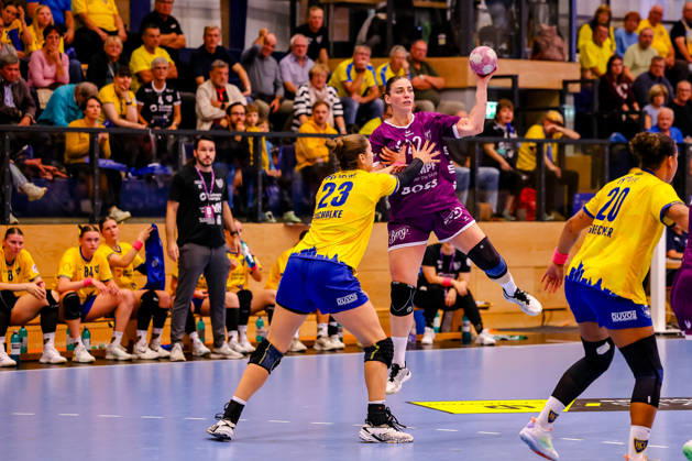 Marlene Tucholke (HC Leipzig), 23, blocks Sies (Metzingen), 22, in mid-air; one-on-one, duel, battle; GER; HC Leipzig vs. TusSies Metzingen; handball; ALSCO Women s Handball Bundesliga; Matchday 5; 2026–2027 season, October 7, 2026 GER, HC Leipzig vs. TusSies Metzingen, Handball, ALSCO Women’s Handball Bundesliga, Matchday 5, 2026–2027 season, October 7, 2026 Markranstaedt Copyright: xEibner-Pressefoto LauraxRoemerx EP_LRR
