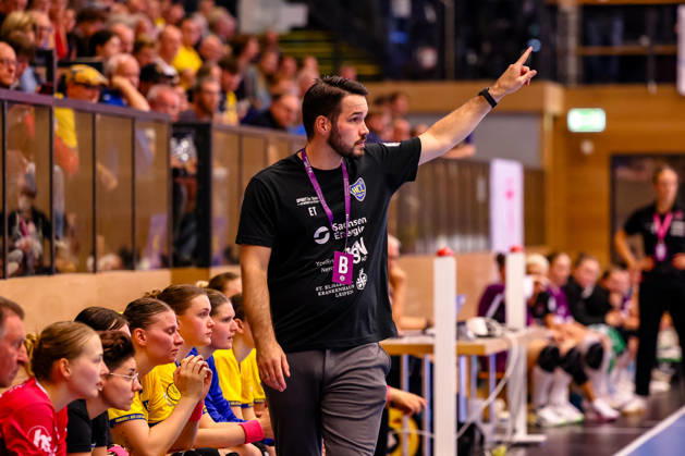 Erik Toepfer, head coach of HC Leipzig, gives instructions and gestures; GER, HC Leipzig vs. TusSies Metzingen, handball, ALSCO Women s Handball Bundesliga, Matchday 5, 2026–2027 season, October 7, 2026, GER, HC Leipzig vs. TusSies Metzingen, Handball, ALSCO Women’s Handball Bundesliga, Matchday 5, 2026–2027 season, October 7, 2026, Markranstädt Copyright: xEibner-Pressefoto LauraxRoemerx EP_LRR