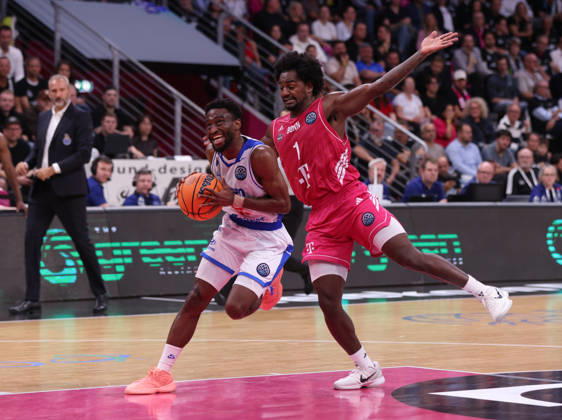 Childe Dundao of Porto with the ball against John Michael Wright of Bonn, BCL, Telekom Baskets Bonn vs. FC Porto, Bonn, October 7, 2026