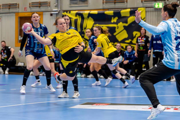 Dortmund, October 7, 2026, Handball, Women s, Alsco Women s Handball Bundesliga, Matchday 5, BVB Borussia Dortmund vs. Buxtehuder SV, Lisa Antl (BVB) scores her 9th goal against Sophie Fasold (Buxtehuder SV), 24, Dortmund Sporthalle Wellinghofen, North Rhine-Westphalia, Germany