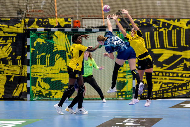 Dortmund, October 7, 2026, Handball, Women’s, Alsco Women’s Handball Bundesliga, Matchday 5, BVB Borussia Dortmund vs. Buxtehuder SV Isa Ternede (Buxtehuder SV), 32 on a shot from the backcourt against the block by Dana Bleckmann (BVB), 66 Dortmund Sports Hall Wellinghofen, North Rhine-Westphalia, Germany
