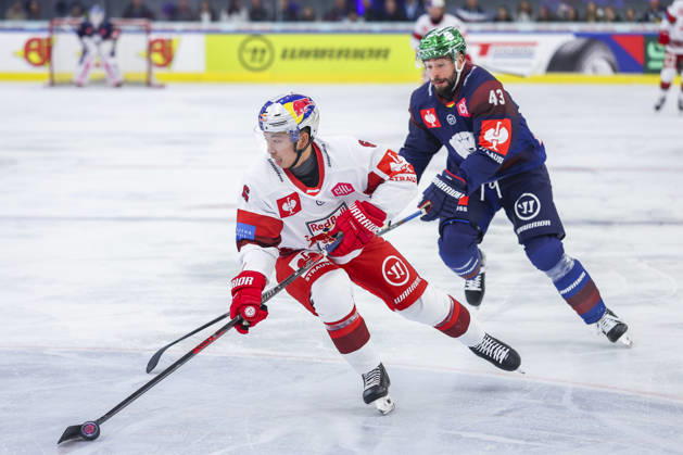 Ice hockey, Eishockey - CHL, EC RBS vs Berlin SALZBURG,AUSTRIA,07.OCT.26 - ICE HOCKEY - CHL, Champions Hockey League, group stage, EC Red Bull Salzburg vs Eisbaeren Berlin. Image shows Jayden Lee (EC RBS) and Andreas Eder (Berlin).  GEPAxpictures xDavidxGeieregger