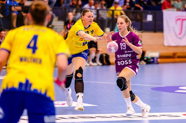 Johanna Farkas (TusSies Metzingen), 19, on the ball; Jasmin Eckart (HC Leipzig), 18, defending; one-on-one, duel, battle, GER, HC Leipzig vs. TusSies Metzingen, Handball, ALSCO Women’s Handball Bundesliga, Matchday 5, 2026–2027 season, October 7, 2026 GER, HC Leipzig vs. TusSies Metzingen, Handball, ALSCO Women’s Handball Bundesliga, Matchday 5, 2026–2027 season, October 7, 2026 Markranstaedt Copyright: xEibner-Pressefoto LauraxRoemerx EP_LRR