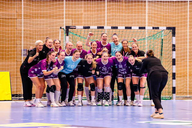 Team photo from Metzingen after the victory; celebration, joy; Ermira Lutolli, TusSies Metzingen, 09; Marie Weiss, TusSies Metzingen, 12; Svenja Huebner, TusSies Metzingen, 26, Santina Sabatnig, TusSies Metzingen, 18, Gabriela Bitolo, TusSies Metzingen, 22, Sara Suba, TusSies Metzingen, 77, Miriam Hirsch, TusSies Metzingen, Coach, GER, HC Leipzig vs. TusSies Metzingen, Handball, ALSCO Women’s Handball Bundesliga, Matchday 5, 2026–2027 Season, October 7, 2026, GER, HC Leipzig vs. TusSies Metzingen, Handball, ALSCO Women’s Handball Bundesliga, Matchday 5, 2026–2027 season, October 7, 2026, Markranstädt Copyright: xEibner-Pressefoto LauraxRoemerx EP_LRR