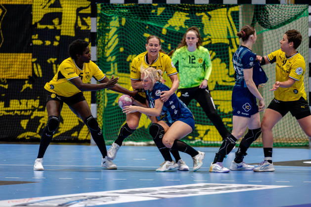 Dortmund, October 7, 2026, Handball, Women’s, Alsco Women’s Handball Bundesliga, Matchday 5, BVB Borussia Dortmund vs. Buxtehuder SV, Guro Nestaker (BVB), No. 33, in a duel with Ruslana Litvinov (Buxtehuder SV), No. 81, Dortmund Sporthalle Wellinghofen, North Rhine-Westphalia, Germany