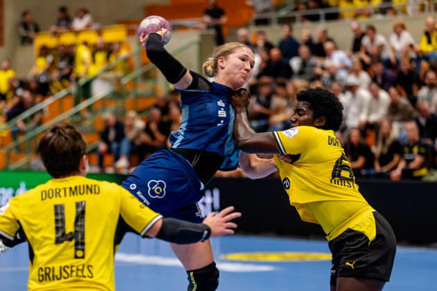 Dortmund, October 7, 2026, Handball, Women s, Alsco Women s Handball Bundesliga, Matchday 5, BVB Borussia Dortmund vs. Buxtehuder SV, Johanna Andresen (Buxtehuder SV) takes a shot from the backcourt against the defense of Laetitia Quist (BVB), 6, Dortmund Sporthalle Wellinghofen, North Rhine-Westphalia, Germany