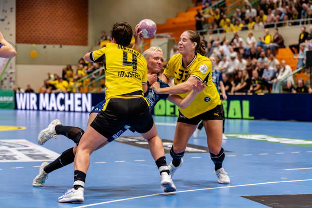 Dortmund, October 7, 2026, Handball, Women s, Alsco Women s Handball Bundesliga, Matchday 5, BVB Borussia Dortmund vs. Buxtehuder SV; Ruslana Litvinov (Buxtehuder SV) in a duel with Alina Grijseels (BVB, No. 4) and Guro Nestaker (BVB, No. 33); Dortmund Sporthalle Wellinghofen, North Rhine-Westphalia, Germany
