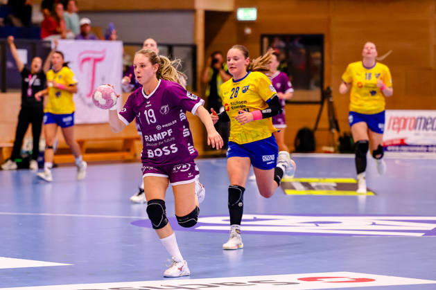 Johanna Farkas (TusSies Metzingen), 19 on the ball, runs past Lara Tauchmann (HC Leipzig), 28 of them, GER, HC Leipzig vs. TusSies Metzingen, Handball, ALSCO Women s Handball Bundesliga, Matchday 5, 2026–2027 season, October 7, 2026, GER, HC Leipzig vs. TusSies Metzingen, Handball, ALSCO Women’s Handball Bundesliga, Matchday 5, 2026–2027 season, October 7, 2026, Markranstaedt Copyright: xEibner-Pressefoto LauraxRoemerx EP_LRR