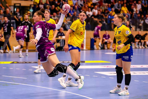 Svenja Huebner of TusSies Metzingen, No. 26, throws the ball, while Laura Sophie Klocke of HC Leipzig, No. 13, and Kim Angelina Lang of HC Leipzig, No. 05, can only watch GER, HC Leipzig vs. TusSies Metzingen, Handball, ALSCO Women’s Handball Bundesliga, Matchday 5, 2026–2027 season, October 7, 2026, GER, HC Leipzig vs. TusSies Metzingen, Handball, ALSCO Women’s Handball Bundesliga, Matchday 5, 2026–2027 season, October 7, 2026, Markranstädt Copyright: xEibner-Pressefoto LauraxRoemerx EP_LRR