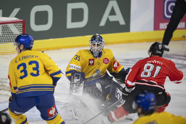 CHL Kölner Haie vs. Herning Blue Fox, Cologne, October 7, 2026 Casper Larsen, Herning Blue Fox, defenseman, 33 Janis Fecers, Herning Blue Fox, goaltender, 35 Mateu Späth, Kölner Haie, forward, 81 CHL Cologne Sharks vs. Herning Blue Fox on October 7, 2026, at the Lanxess Arena in Cologne, Germany Copyright: xBEAUTIFULxSPORTS AndreasxDickx
