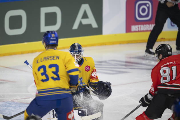 CHL Kölner Haie vs. Herning Blue Fox, Cologne, October 7, 2026 Casper Larsen, Herning Blue Fox, defenseman, 33 Janis Fecers, Herning Blue Fox, goaltender, 35 Mateu Späth, Kölner Haie, forward, 81 CHL Cologne Sharks vs. Herning Blue Fox on October 7, 2026, at the Lanxess Arena in Cologne, Germany Copyright: xBEAUTIFULxSPORTS AndreasxDickx