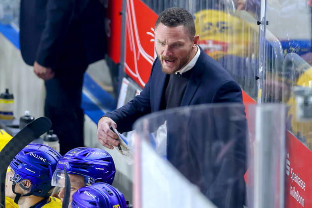 October 7, 2026, Ice hockey, CHL, Kölner Haie vs. Blue Fox Herning, Champions Hockey League 2026–27, Matchday 5, 2026–27 season, Lanxess Arena, Cologne; Head Coach Garath Murray of Blue Fox Herning HC gesturing from the sidelines, North Rhine-Westphalia, Germany