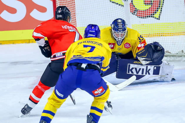 October 7, 2026, Ice Hockey, CHL, Kölner Haie vs. Blue Fox Herning, Champions Hockey League 2026–27, Matchday 5, 2026–27 Season, Lanxess Arena, Cologne: Carlos Händel, Kölner Haie 07, takes a shot on goal against Janis Fecers of Blue Fox Herning 35, North Rhine-Westphalia, Germany