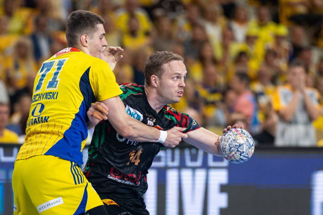 KIELCE, POLAND - OCTOBER 7: Omar Ingi Magnusson Kiryl Rabchynski during the EHF Champions League Group F match between Industria Kielce nad SC Magdeburg at Hala Legionow on October 2, 2026 in Kielce, Poland --- Pilka reczna. EHF Liga Mistrzow. Industria Kielce - SC Magdeburg. (Photo by Igor Jakubowski Arena Akcji) NEWSPIX.PL --- newspix.pl