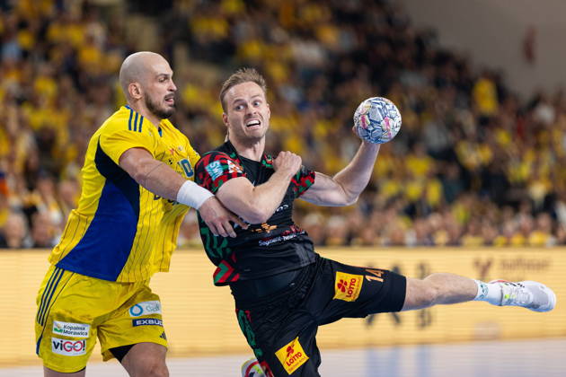KIELCE, POLAND - OCTOBER 7: Omar Ingi Magnusson Artsem Karalek during the EHF Champions League Group F match between Industria Kielce nad SC Magdeburg at Hala Legionow on October 2, 2026 in Kielce, Poland --- Pilka reczna. EHF Liga Mistrzow. Industria Kielce - SC Magdeburg. (Photo by Igor Jakubowski Arena Akcji) NEWSPIX.PL --- newspix.pl
