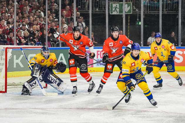 Ice Hockey CHL, Matchday 5: Kölner Haie vs. Herning Blue Fox on October 7, 2026, at the Lanxess Arena in Cologne. From left to right: Jänis Fecers (Herning), Louis Marc Aubry (Cologne), Marco Münzenberger (Cologne), Mads Skov Larsen (Herning), Valdemar Bilgrav (Herning) xDMx