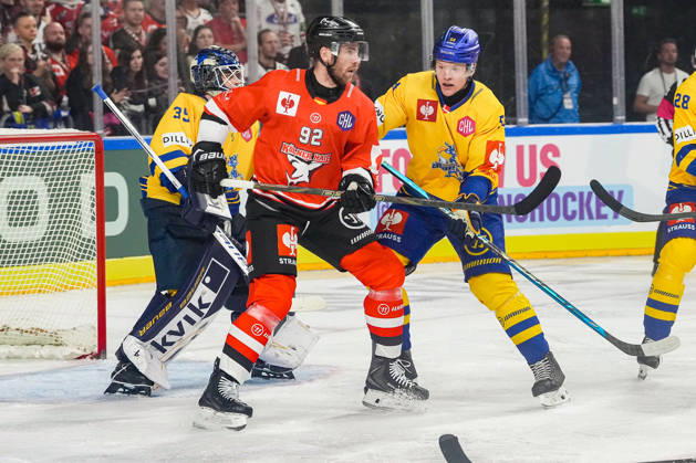 Ice Hockey CHL, Matchday 5: Kölner Haie vs. Herning Blue Fox on October 7, 2026, at the Lanxess Arena in Cologne. Jänis Fecers (Herning), left; Marcel Noebels (Cologne), center; Matteus Vilmer Söderbom (Herning), right xDMx