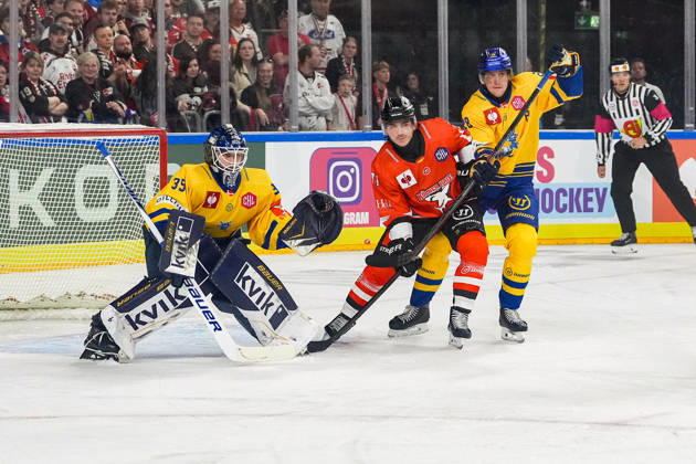 Ice Hockey CHL, Matchday 5: Kölner Haie vs. Herning Blue Fox on October 7, 2026, at the Lanxess Arena in Cologne. Jänis Fecers (Herning), left; Daniel Fischbuch (Cologne), center; Emil Lojborg Kristensen (Herning), right xDMx