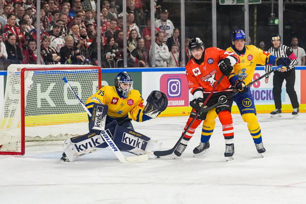Ice Hockey CHL, Matchday 5: Kölner Haie vs. Herning Blue Fox on October 7, 2026, at the Lanxess Arena in Cologne. Jänis Fecers (Herning), left; Daniel Fischbuch (Cologne), center; Emil Lojborg Kristensen (Herning), right xDMx