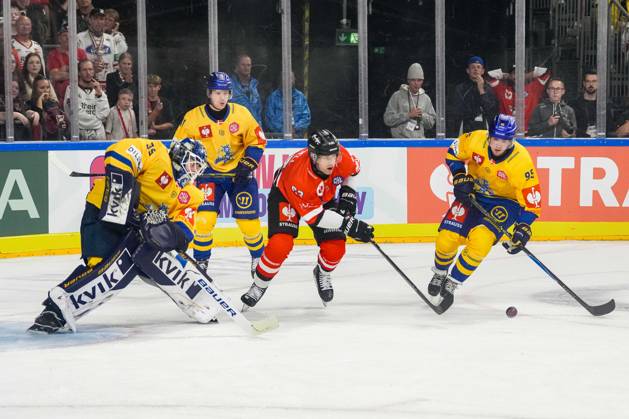 Ice Hockey CHL, Matchday 5: Kölner Haie vs. Herning Blue Fox on October 7, 2026, at the Lanxess Arena in Cologne. Jänis Fecers (Herning), left; Patrick Russell (Cologne), center; Artturi Mikael Toivola (Herning), right xDMx