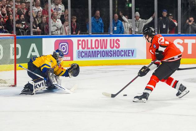 Ice Hockey CHL, Matchday 5: Kölner Haie vs. Herning Blue Fox on October 7, 2026, at the Lanxess Arena in Cologne. Jänis Fecers (Herning), left; Carlos Händel (Cologne), right xDMx