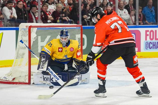 Ice Hockey CHL, Matchday 5: Kölner Haie vs. Herning Blue Fox on October 7, 2026, at the Lanxess Arena in Cologne. Jänis Fecers (Herning), left; Ryan Macinnis (Cologne), right xDMx