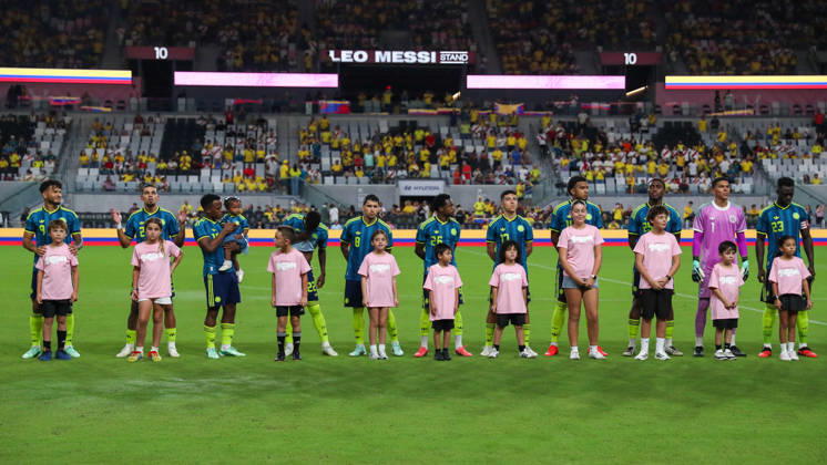 MIAMI, FL - OCTOBER 06: Colombia starting eleven lineup for the national anthem ahead of an International Friendly, Länderspiel, Nationalmannschaft soccer match between Colombia and Peru at NU Stadium on October 06, 2026 in Miami, Florida.(Photo by Chris Arjoon Icon Sportswire) SOCCER: OCT 06 Colombia vs Peru EDITORIAL USE ONLY Icon2610060000109