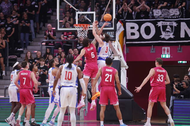 Block by Michael Kessens: Telekom Baskets Bonn vs. FC Porto, Basketball Champions League (BCL). Photo by Jörn Wolter