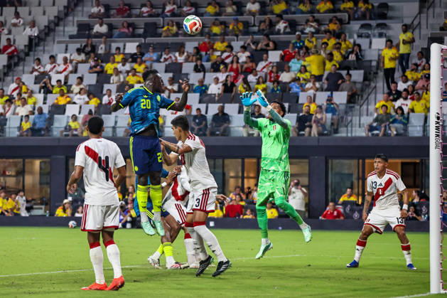 MIAMI, FL - OCTOBER 06: Kevin Viveros 20 of Colombia and Pedro Gallese 1 of Peru battle for a ball during an International Friendly, Länderspiel, Nationalmannschaft soccer match between Colombia and Peru at NU Stadium on October 06, 2026 in Miami, Florida.(Photo by Chris Arjoon Icon Sportswire) SOCCER: OCT 06 Colombia vs Peru EDITORIAL USE ONLY Icon2610060000134