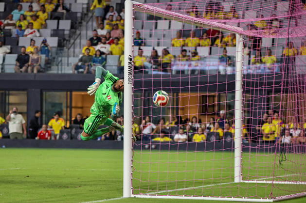MIAMI, FL - OCTOBER 06: Pedro Gallese 1 of Peru attempts to save shot on goal during an International Friendly, Länderspiel, Nationalmannschaft soccer match between Colombia and Peru at NU Stadium on October 06, 2026 in Miami, Florida.(Photo by Chris Arjoon Icon Sportswire) SOCCER: OCT 06 Colombia vs Peru EDITORIAL USE ONLY Icon2610060000137