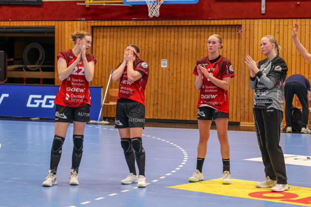 GER, Bensheim, HSG Bensheim Flames vs. Vfl Oldenburg, Alsco Women s Handball Bundesliga, Handball, DHB, 2026–2027 Season, Weststadthalle Bensheim, Matchday 5 in pictures: from left, Mirja Lyngsö Jensen (Bensheim Flames, 22), Isabell Hurst (Bensheim Flames Women, 5), Lena Degenhardt, Bensheim Flames (No. 8); disappointment and frustration after the loss. DFB and DFL regulations prohibit any use of photographs as image sequences and or quasi-video. October 7, 2026 Copyright: HMBxMedia HendrikxHamelau