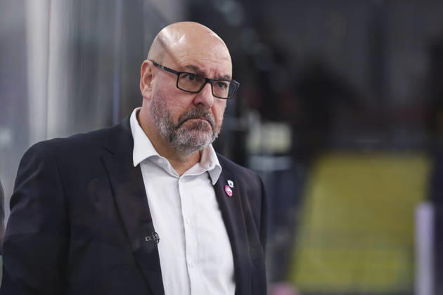 Ice hockey, Eishockey - CHL, EC RBS vs Berlin SALZBURG,AUSTRIA,07.OCT.26 - ICE HOCKEY - CHL, Champions Hockey League, group stage, EC Red Bull Salzburg vs Eisbaeren Berlin. Image shows head coach Eric Dubois (Berlin).  GEPAxpictures xDavidxGeieregger