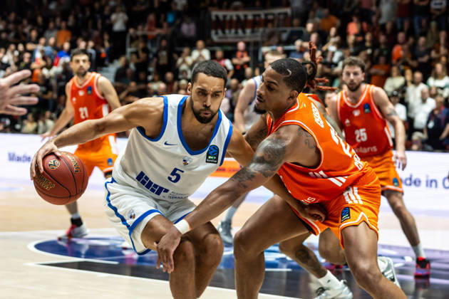 October 7, 2026, GER, BKT Eurocup, Basketball, Chemnitz, Niners Chemnitz vs. Neptunas Klaipeda, Yannick Franke (Neptunas Klaipeda), 5; Nighael Ceaser (Niners Chemnitz), 22; Chemnitz Messe, Chemnitz, Saxony, Germany