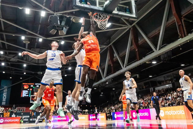 October 7, 2026, GER, BKT Eurocup, Basketball, Chemnitz, Niners Chemnitz vs. Neptunas Klaipeda, Cobe Williams (Niners Chemnitz), 24; Elvar Fridriksson (Neptunas Klaipeda), 10, Chemnitz Messe, Chemnitz, Saxony, Germany