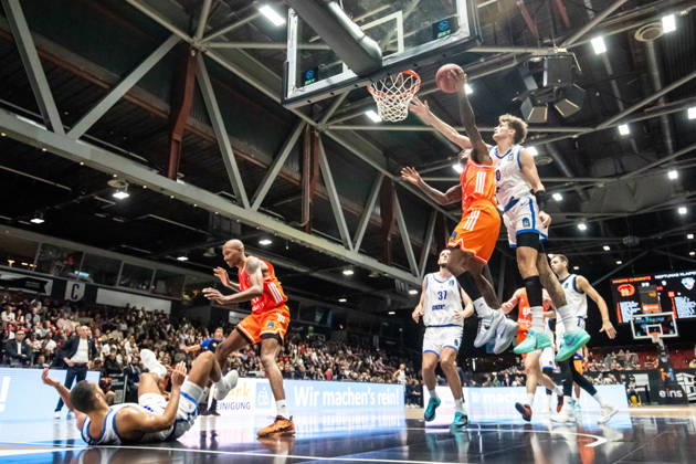 October 7, 2026, GER, BKT Eurocup, Basketball, Chemnitz, Niners Chemnitz vs. Neptunas Klaipeda, Cobe Williams (Niners Chemnitz), 24, Henri Drell (Neptunas Klaipeda), 0, Chemnitz Messe, Chemnitz, Saxony, Germany