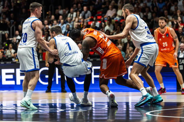 October 7, 2026, GER, BKT Eurocup, Basketball, Chemnitz, Niners Chemnitz vs. Neptunas Klaipeda, Nighael Ceaser (Niners Chemnitz), 22, Donatas Tarolis (Neptunas Klaipeda), 1, battling for the ball at the Chemnitz Exhibition Center, Chemnitz, Saxony, Germany